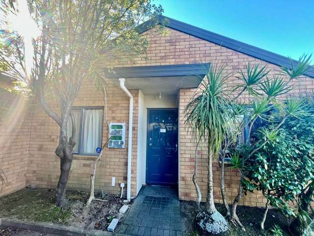 3 Bedroom Home Walking distance to Middlemore ...
