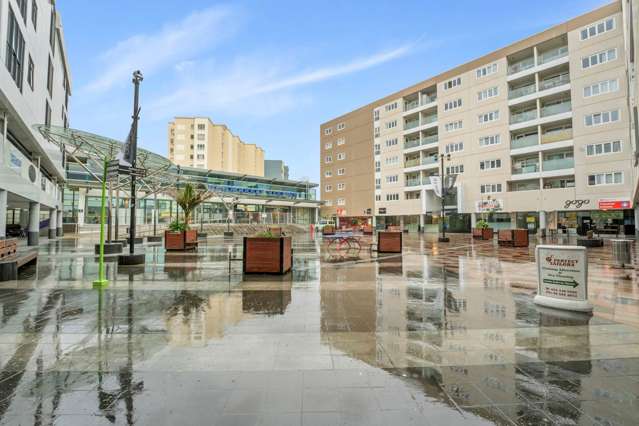 Freehold Newmarket Apt: 2 Bed, 2 Bath, 2 Car