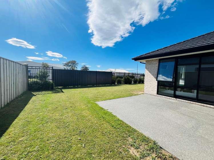 4 Eileen Way 11103_10