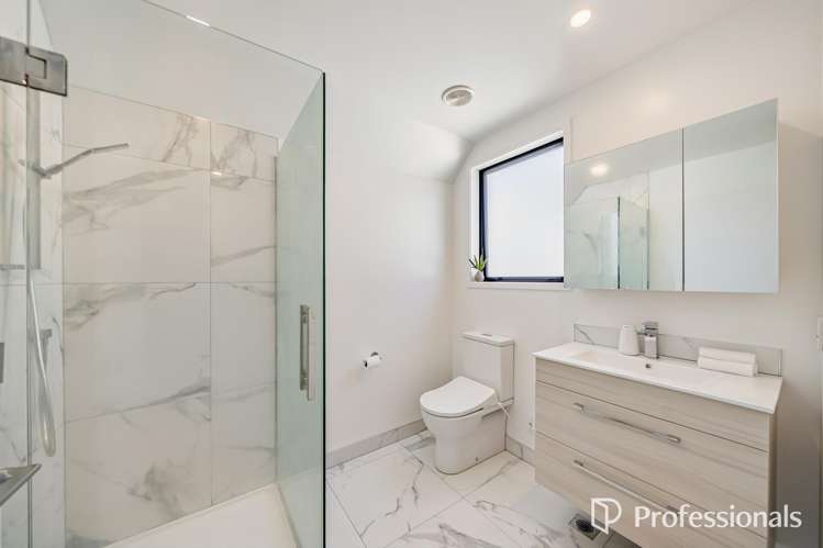 2/97 Whites Line East Waiwhetu_13