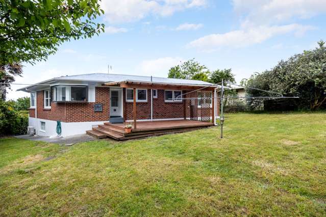 Charming 1960s Bungalow Near Waikato University