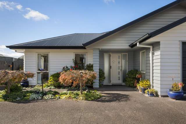 Immaculate, Sunny & Move-In Ready