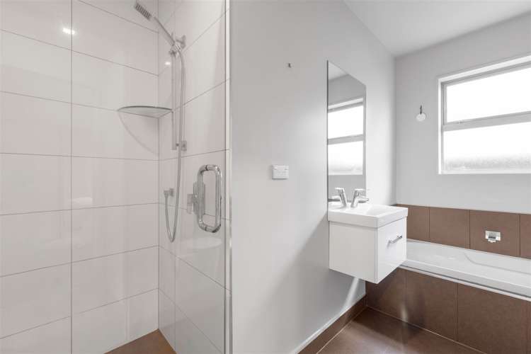 27 Famille Close Yaldhurst_11