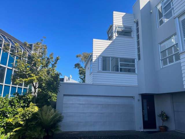 Central Takapuna - Large 3 bedroom + office / ...