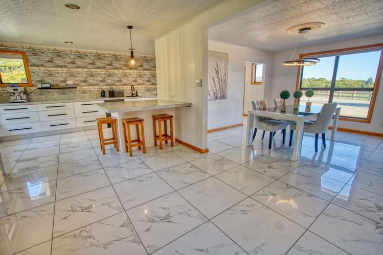 169 Coulson Road Paroa_8