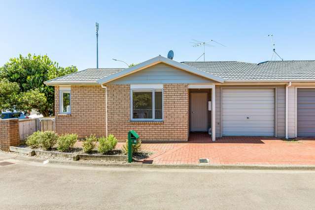 IMMACULATE RENOVATED SINGLE-LEVEL UNIT