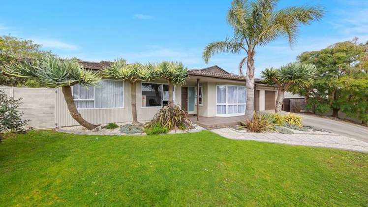 2 Oliver Twist Avenue Mellons Bay_17