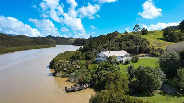 Rare waterfront lifestyle retreat on 53ha