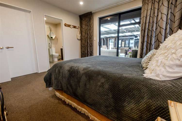 8 Higgins Place Paroa_12