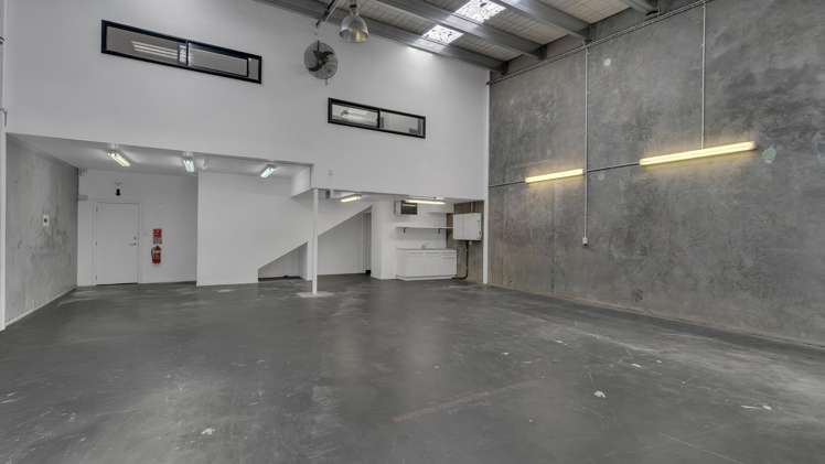 3 and 4/18 Taurus Place Bromley_1