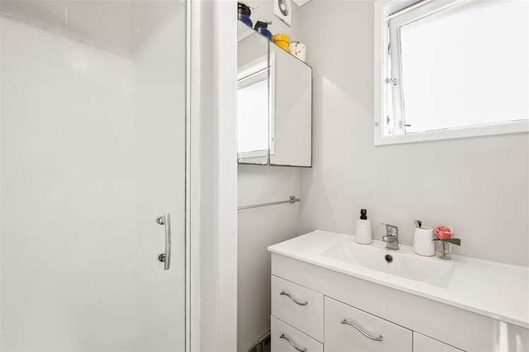 8 Thackeray Place Owhata_11