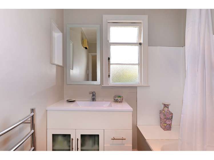 28 Jenner Road Toi Toi_13