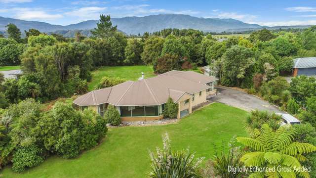 Beautiful Lifestyle Home, Gorgeous Grounds!