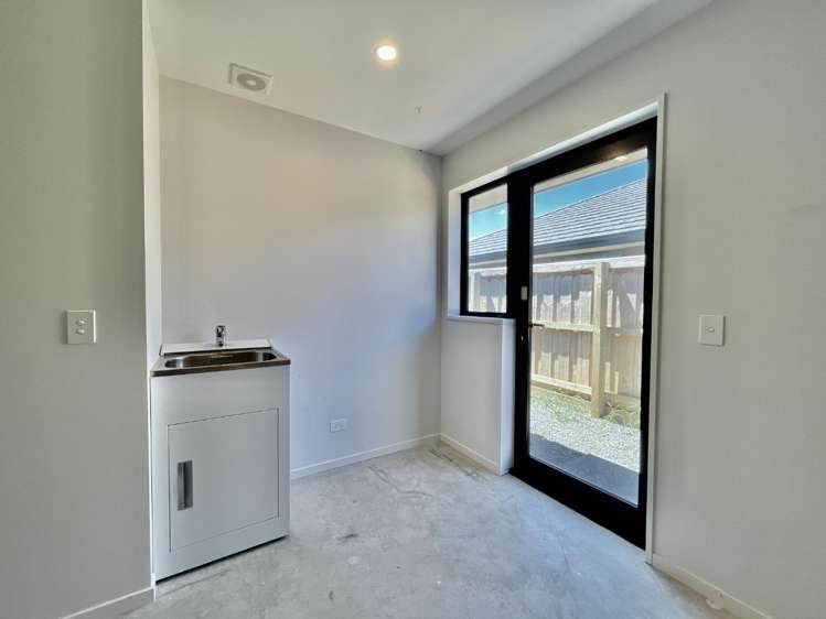 14 Eileen Way 11103_16