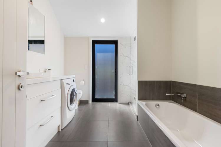 8 Falconer Rise Jacks Point_16