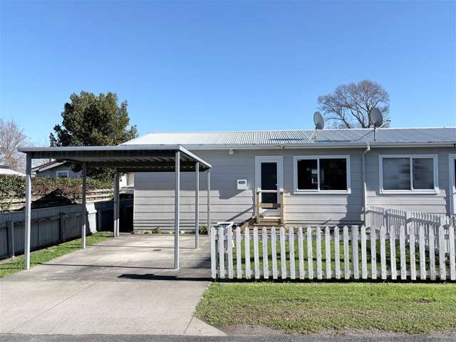Tidy 2 bedroom with low maintenance section