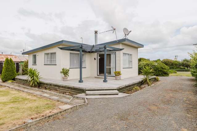 Cozy Home with Bonus Sleepout and Huge Garage!