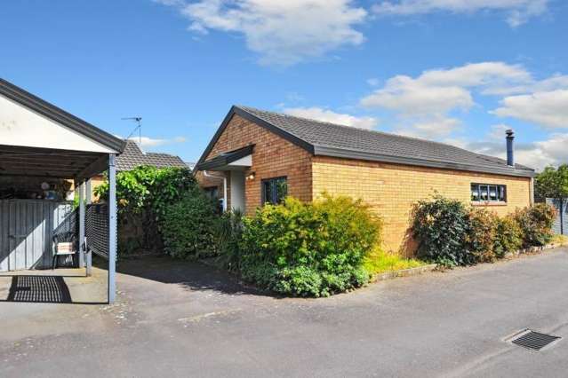3 Bedroom Home Walking distance to Middlemore ...