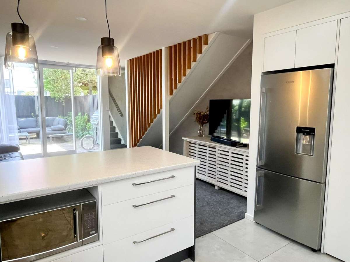 Furnished 2 bedroom townhouse with garage - a huge drawcard! 5