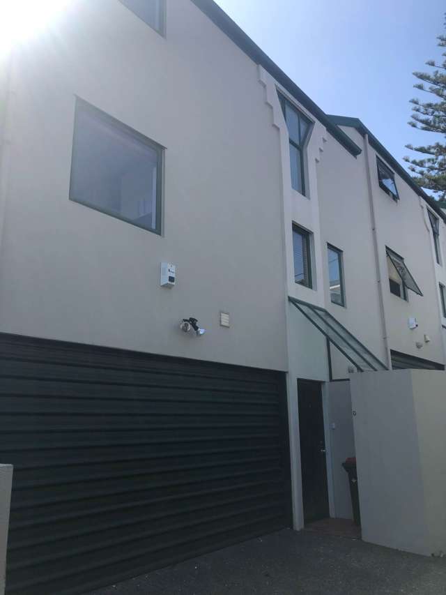 Four Bedroom Townhouse Very Close To Auckland ...