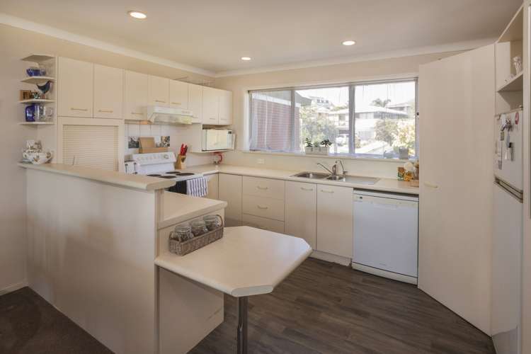 13 Paisley Street Mellons Bay_3