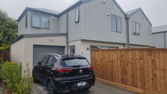 New Build Townhouse, 3 Bedrooms, Warm and Sunny