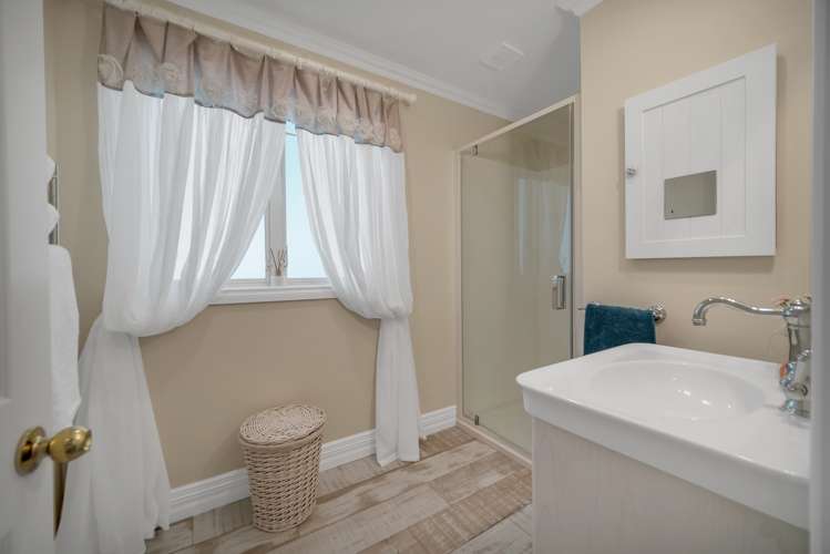 7 Banff Way Toi Toi_11