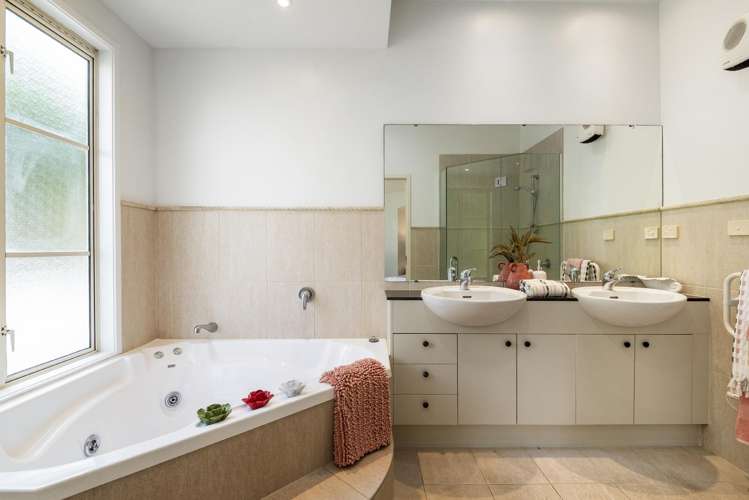 1 Scarlet Oak Drive Schnapper Rock_17