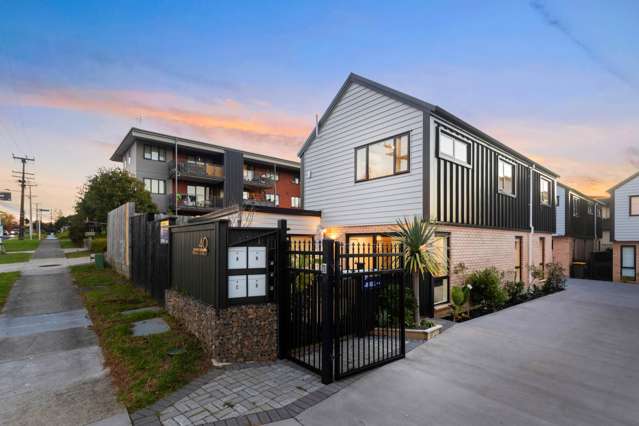 Luxury Style, Standalone & Freehold Living Bliss!!