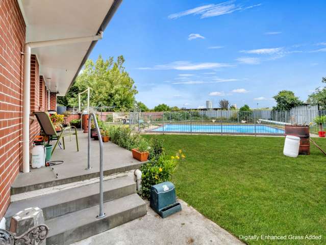 Poolside Living, Longburn Style