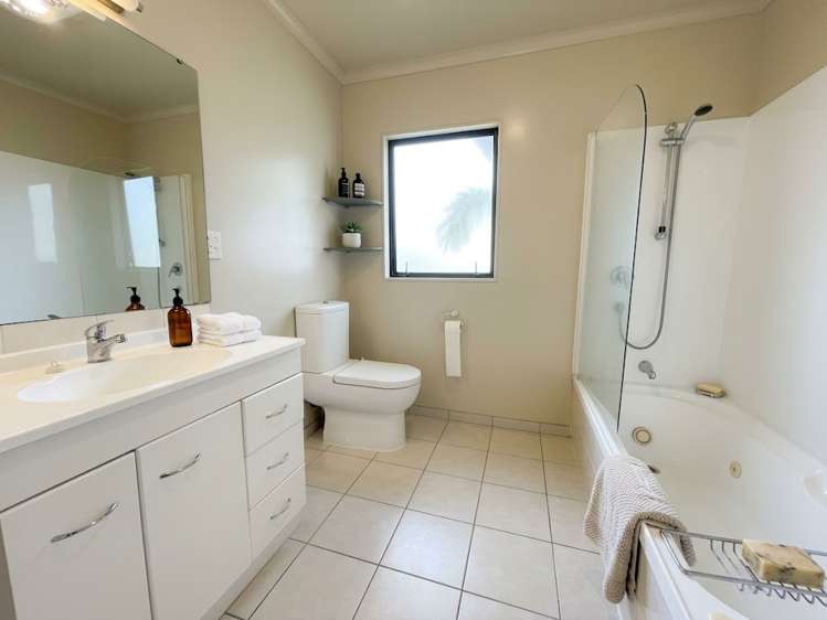 81 Royal Road Massey_12