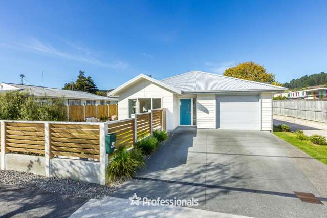NEAR NEW IN SILVERSTREAM