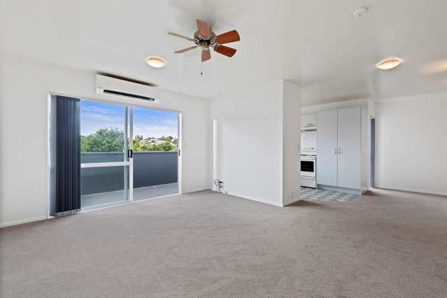 2/81 Spinella Drive Bayview_4