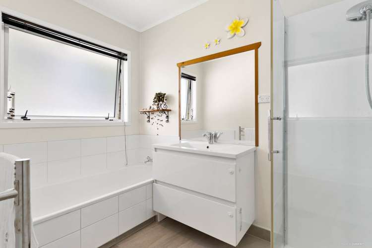 2/4 Noumea Place Mairangi Bay_13