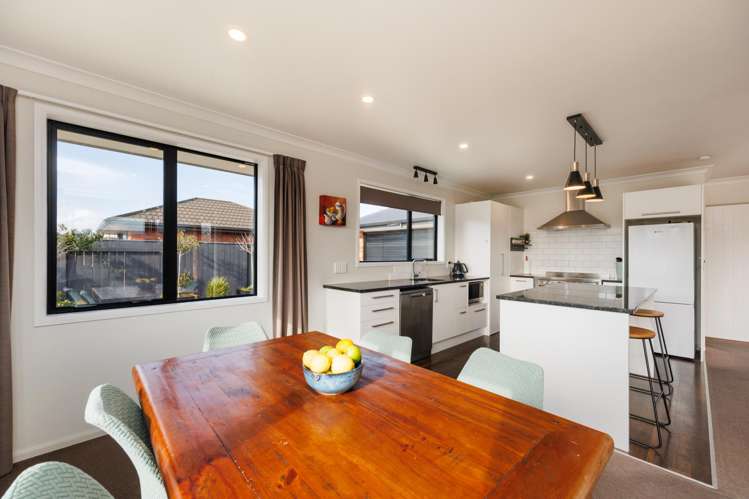 35 Chestnut Close Kelvin Grove_11