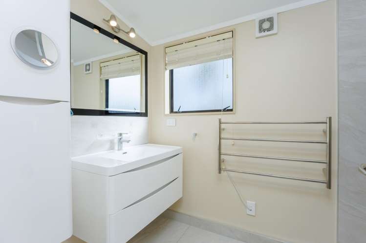 2/953 Beach Road Torbay_8