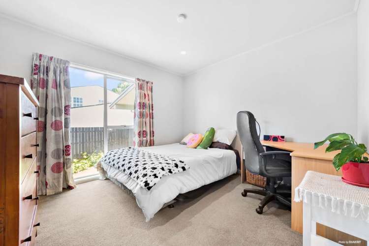 25 Triangle Road Massey_11