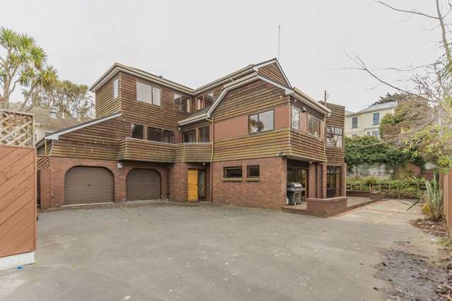 LARGE IMPRESSIVE 8 BEDROOM HOUSE FOR 2026