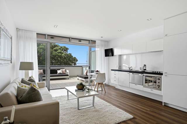 7/6 Beach Front Lane Browns Bay_4