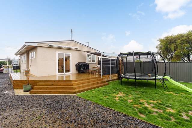 Cute, tidy and great garage!