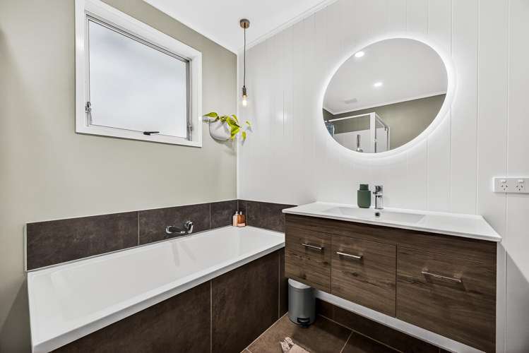 8 Camphora Place Ranui_12