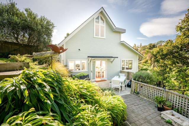 SPACIOUS 4-BEDROOM WITH SEA VIEWS