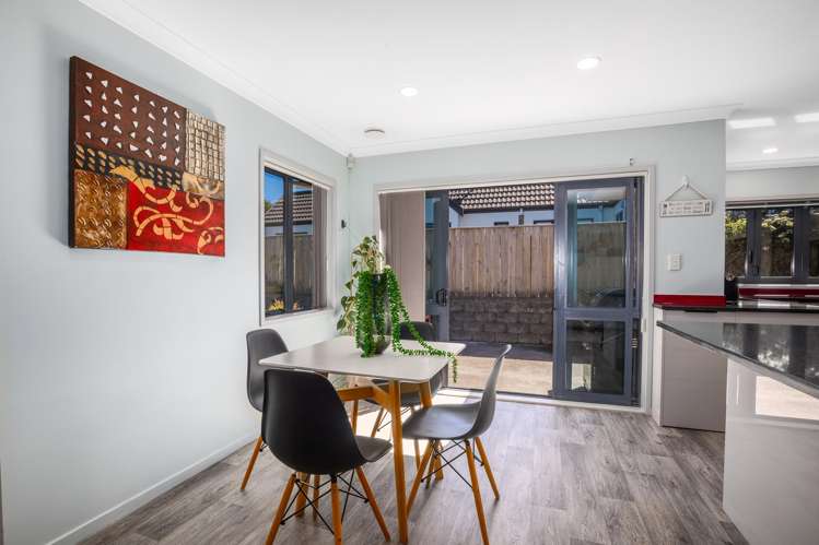 5 Colin Guppy Crescent Riverstone Terraces_7