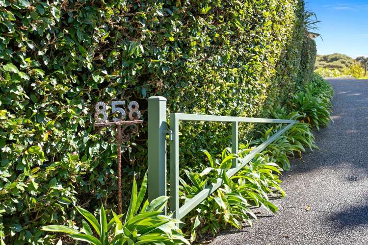 858 West Coast Road Waiatarua_27