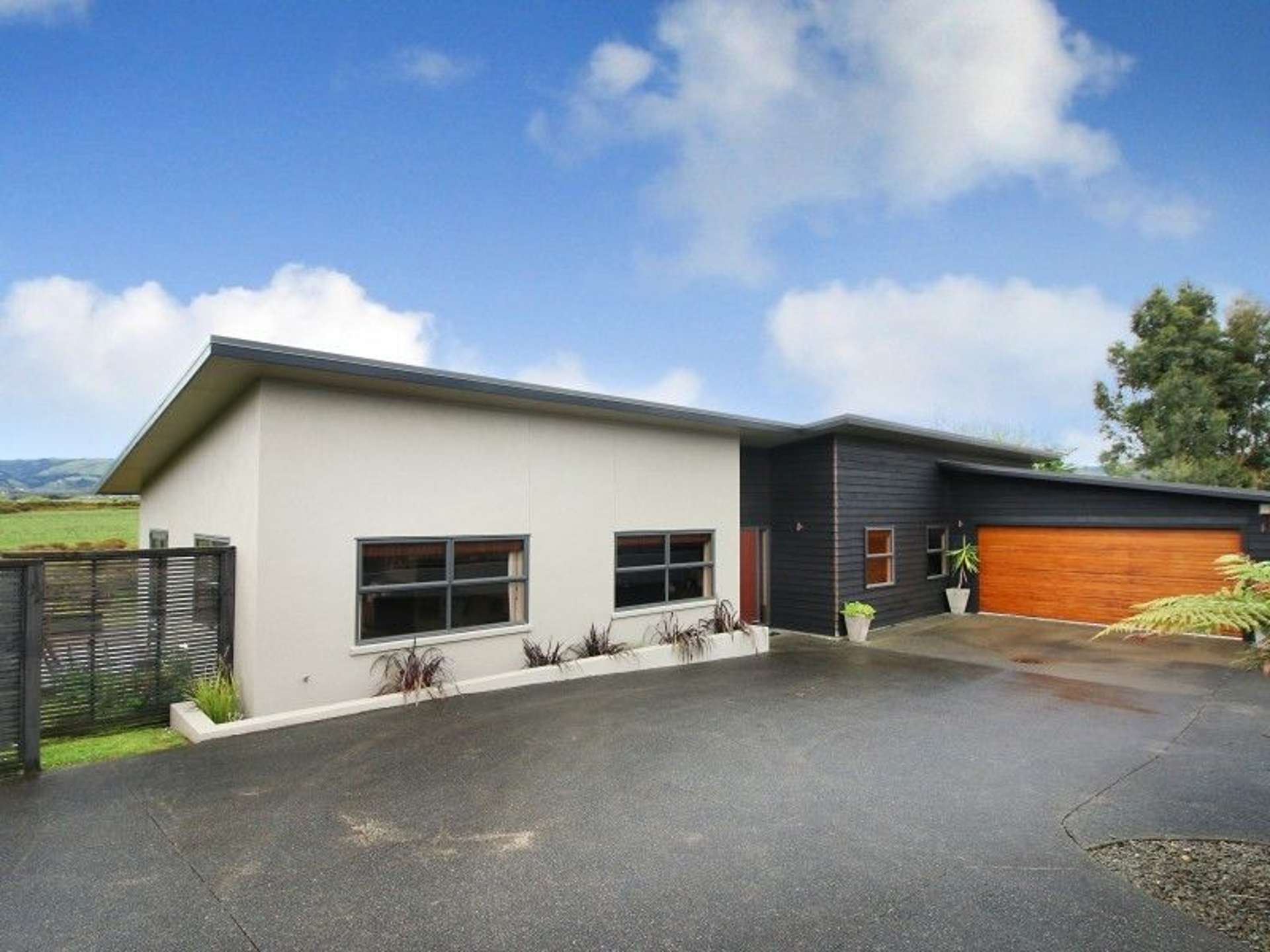 8 Johnstone Drive Fitzherbert Palmerston North City Houses for