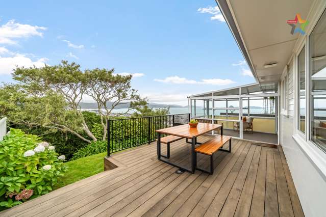 EASY LIVING WITH HARBOUR AND VALLEY VIEWS!