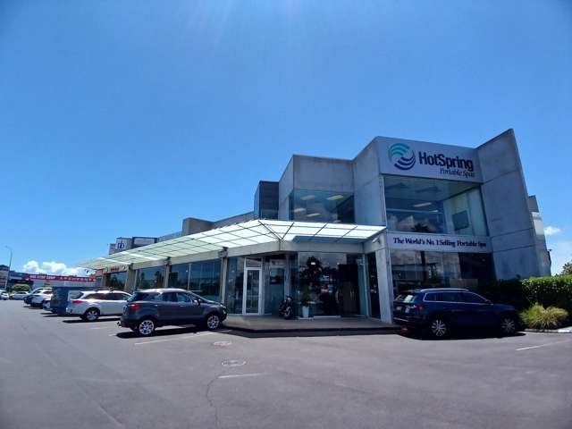 Versatile office with meeting rooms & breakout