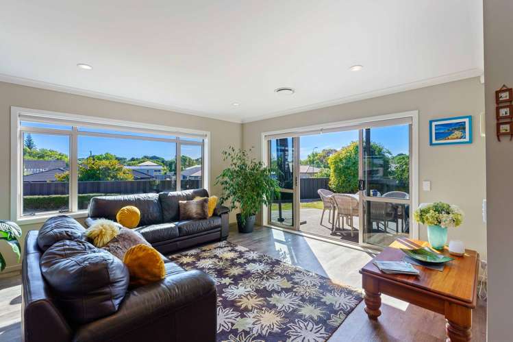 12 Simpson Crescent Raumati Beach_1