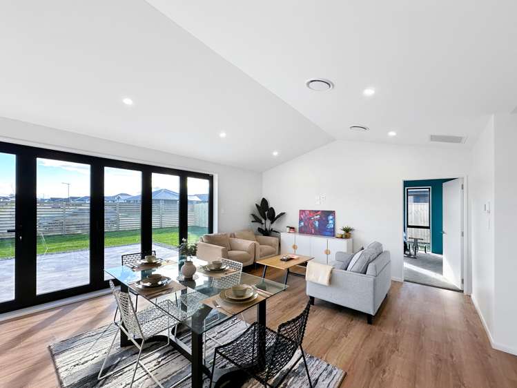 1 Candlesticks Crescent Lincoln_7