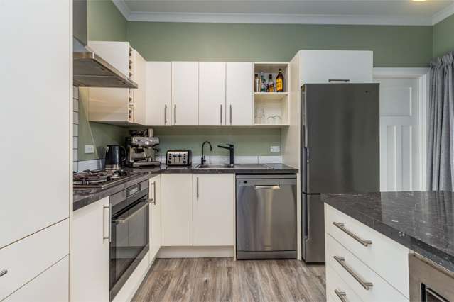 Beautifully renovated - a stones throw from town